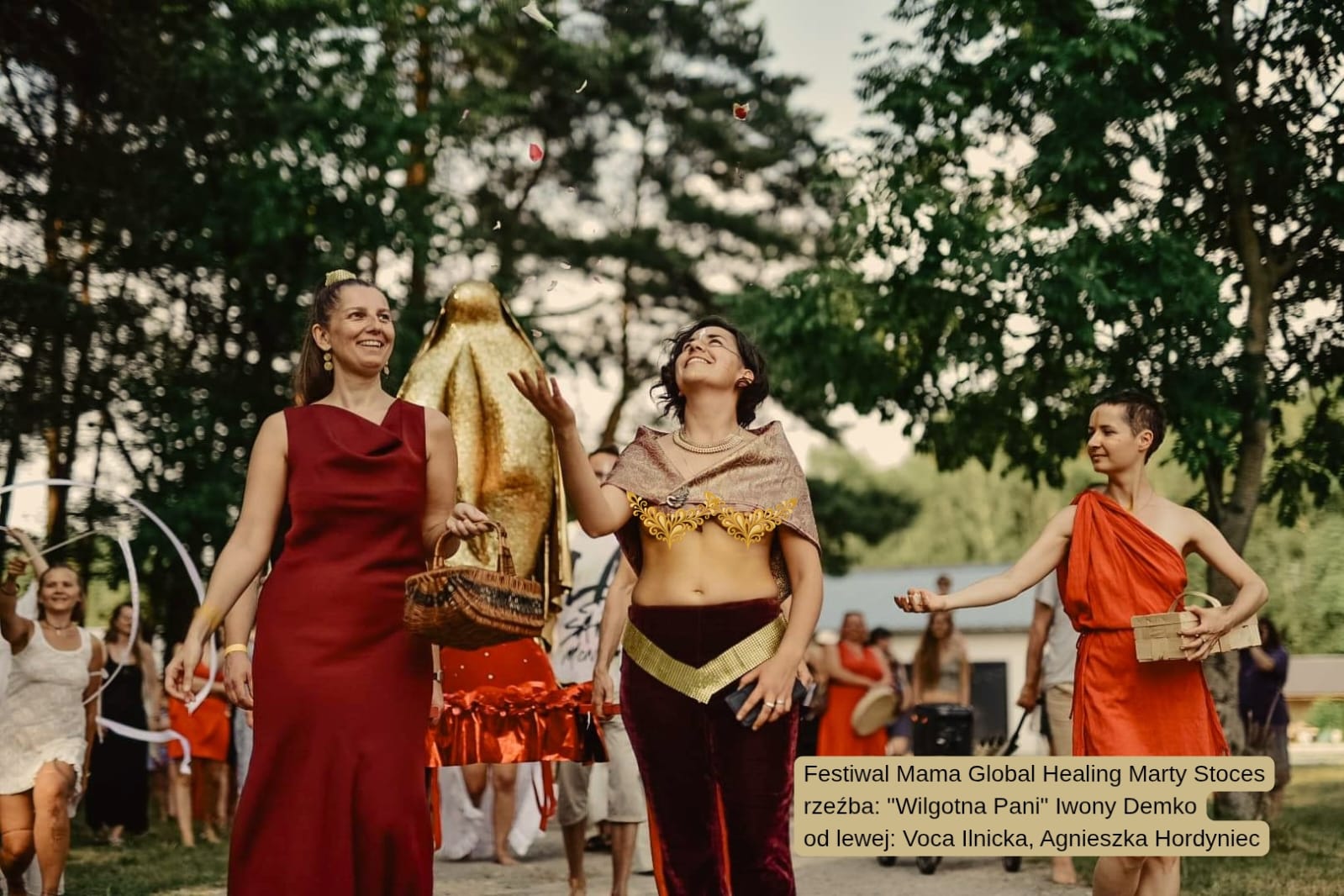 Festiwal Mama Global Healing Marty Stoces, rzeźba „Wilgotna Pani” Iwony Demko; od lewej: Voca Ilnicka, Agnieszka Hordyniec